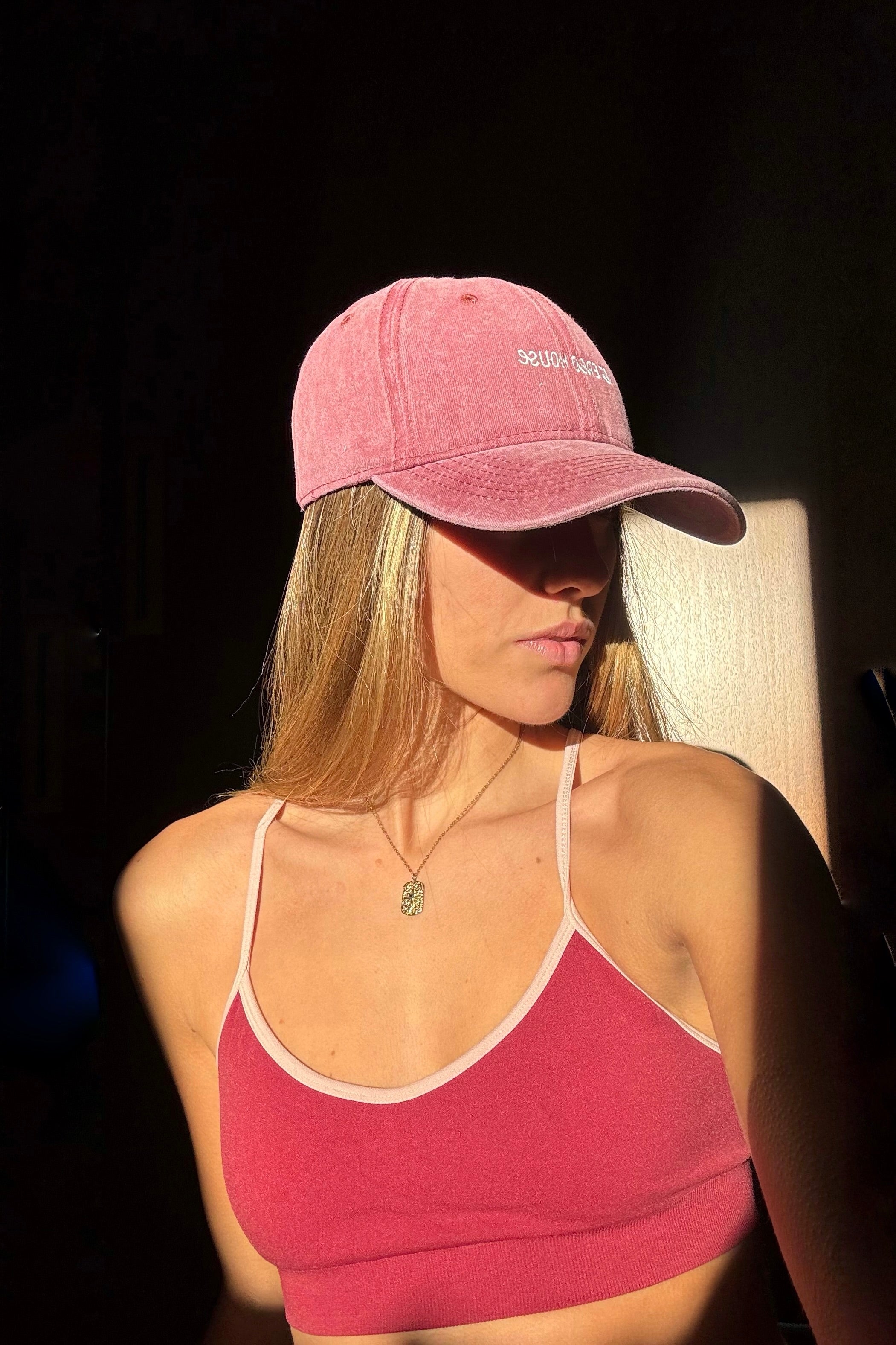 Gorra granat amb brodat en blanc - selfie model mirada lateral - Etereo House