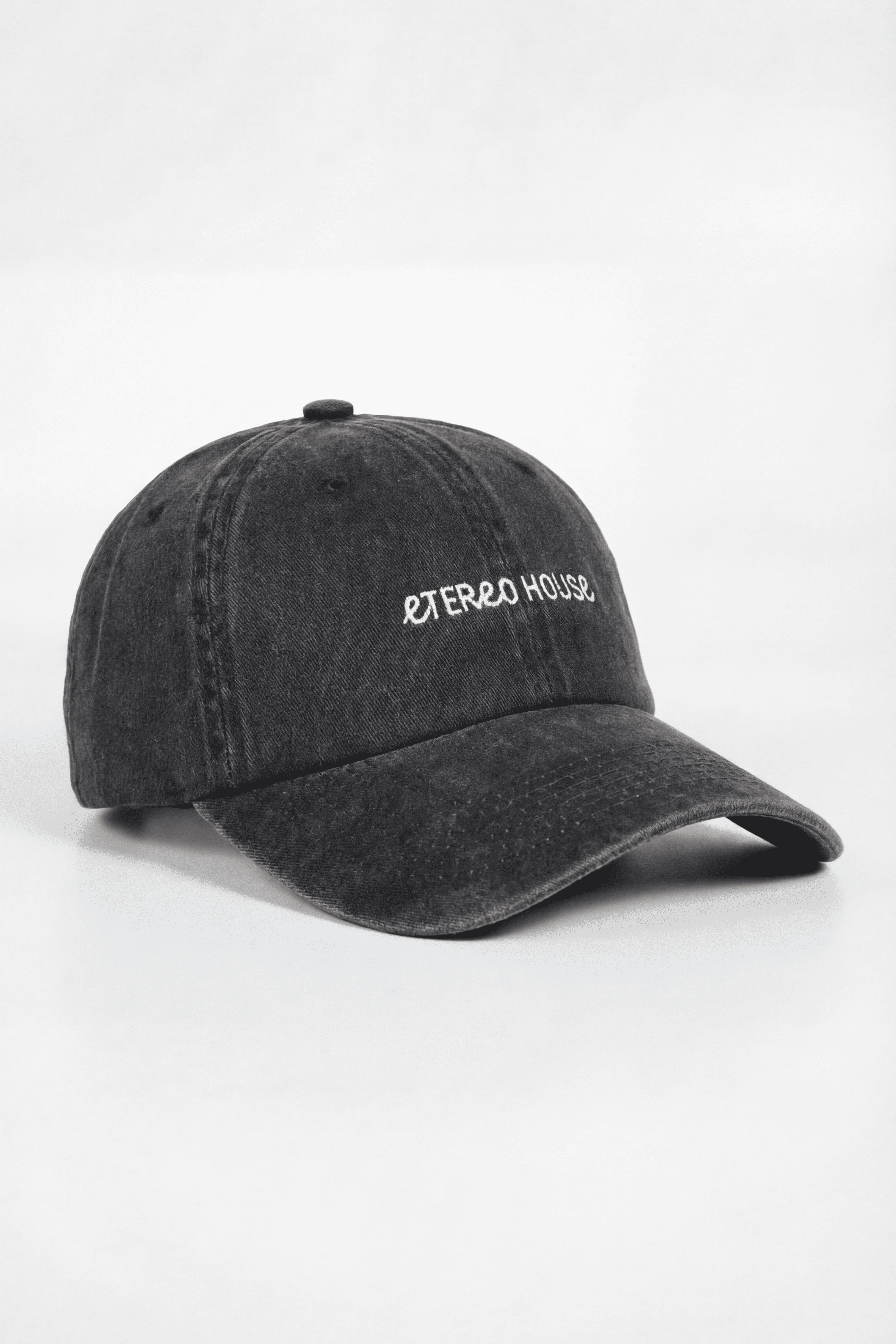 Gorra negra amb brodat en blanc - producte vista frontal - Etereo House