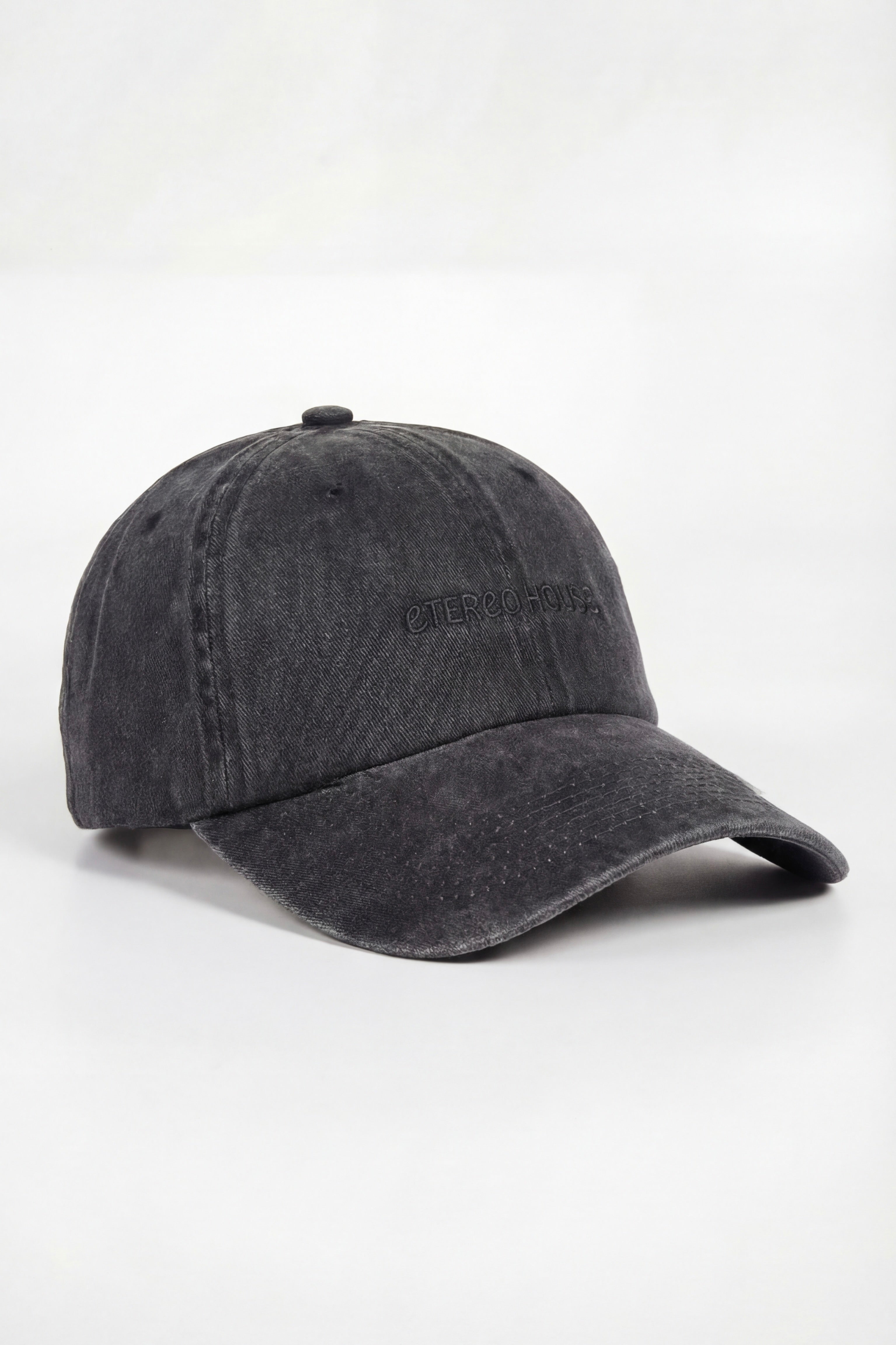 Gorra negra amb brodat en negre - producte vista frontal - Etereo House