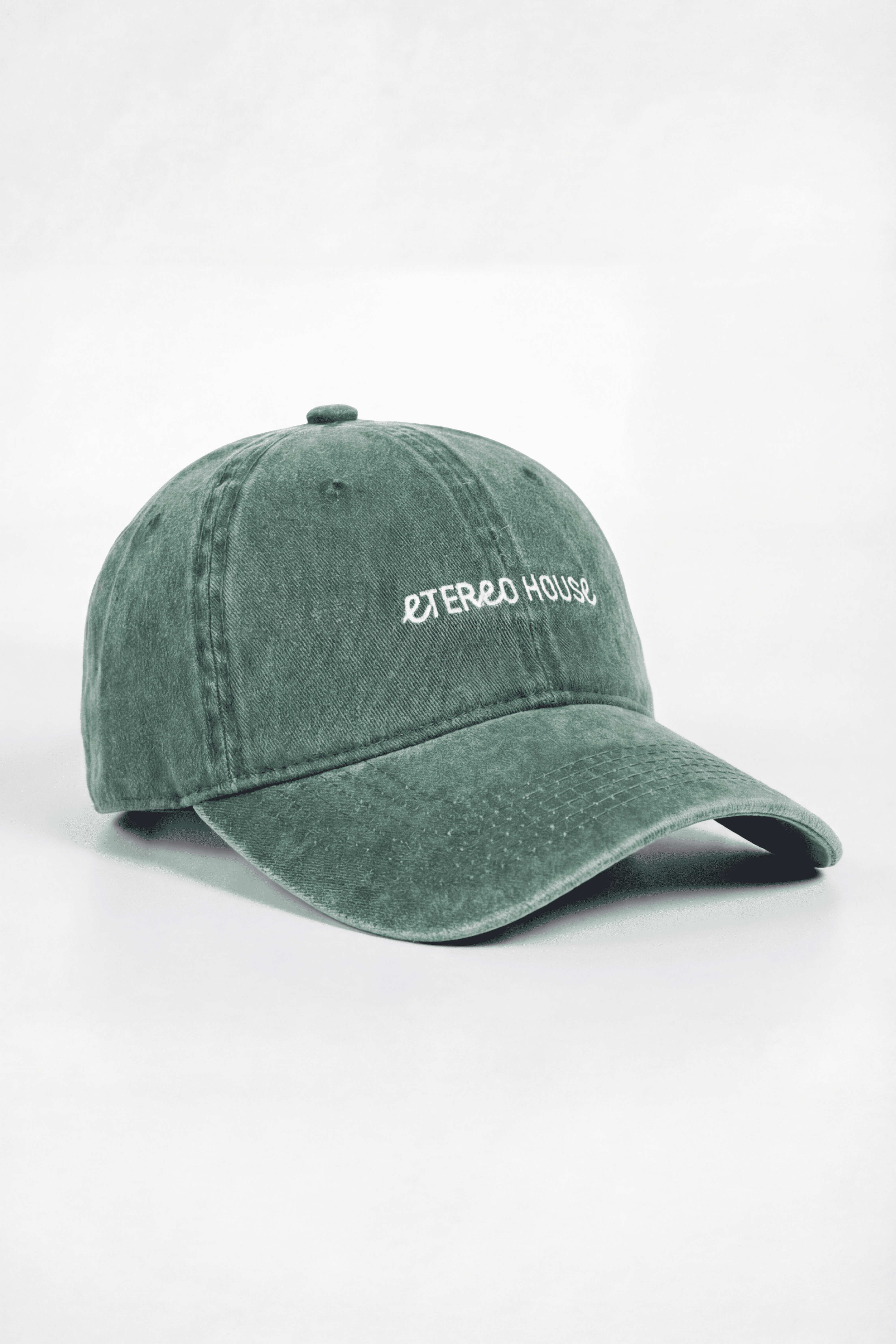 Gorra verde con bordado en blanco - producto vista frontal - Etereo House