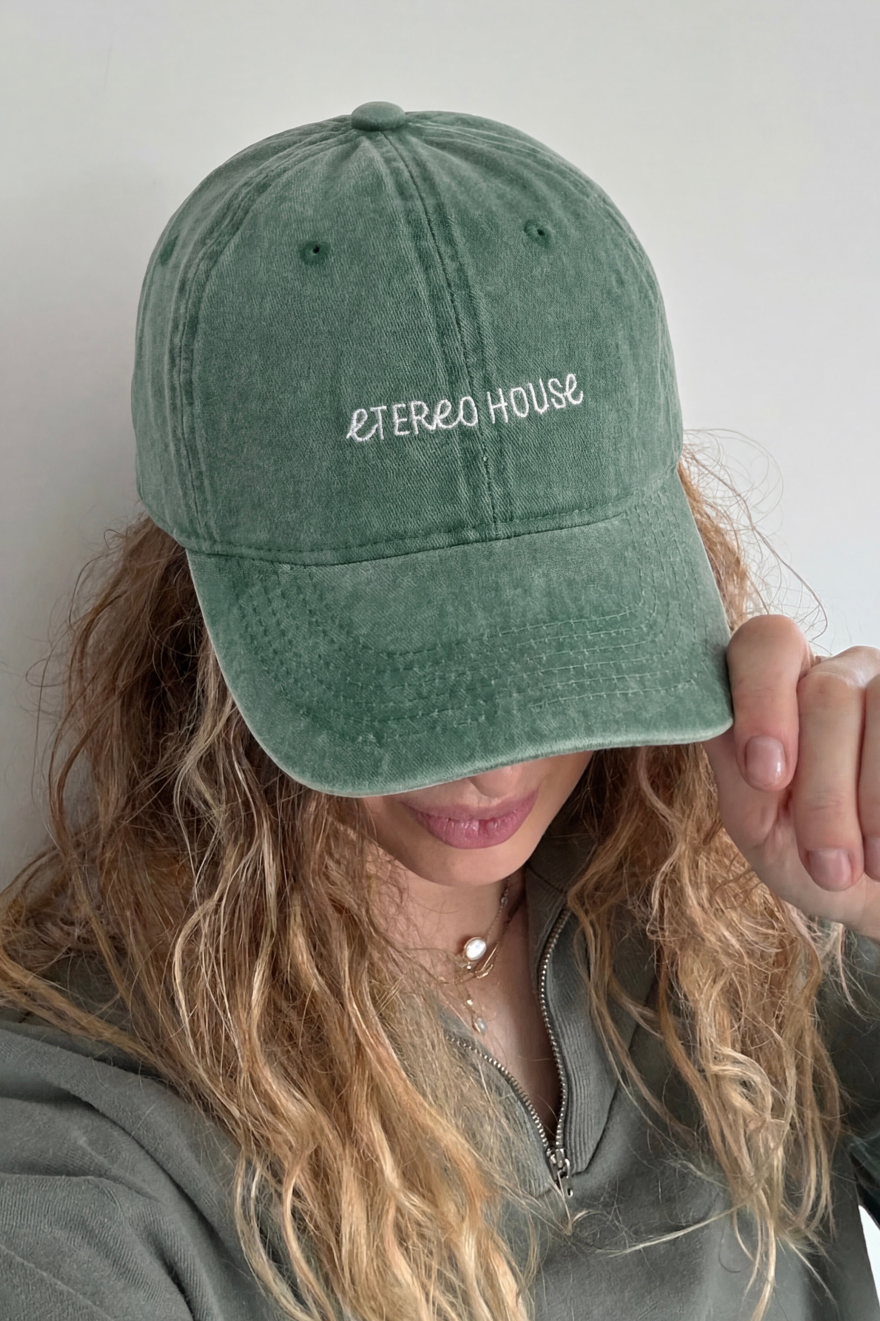 Gorra verde con bordado en blanco - selfie desde arriba - Etereo House