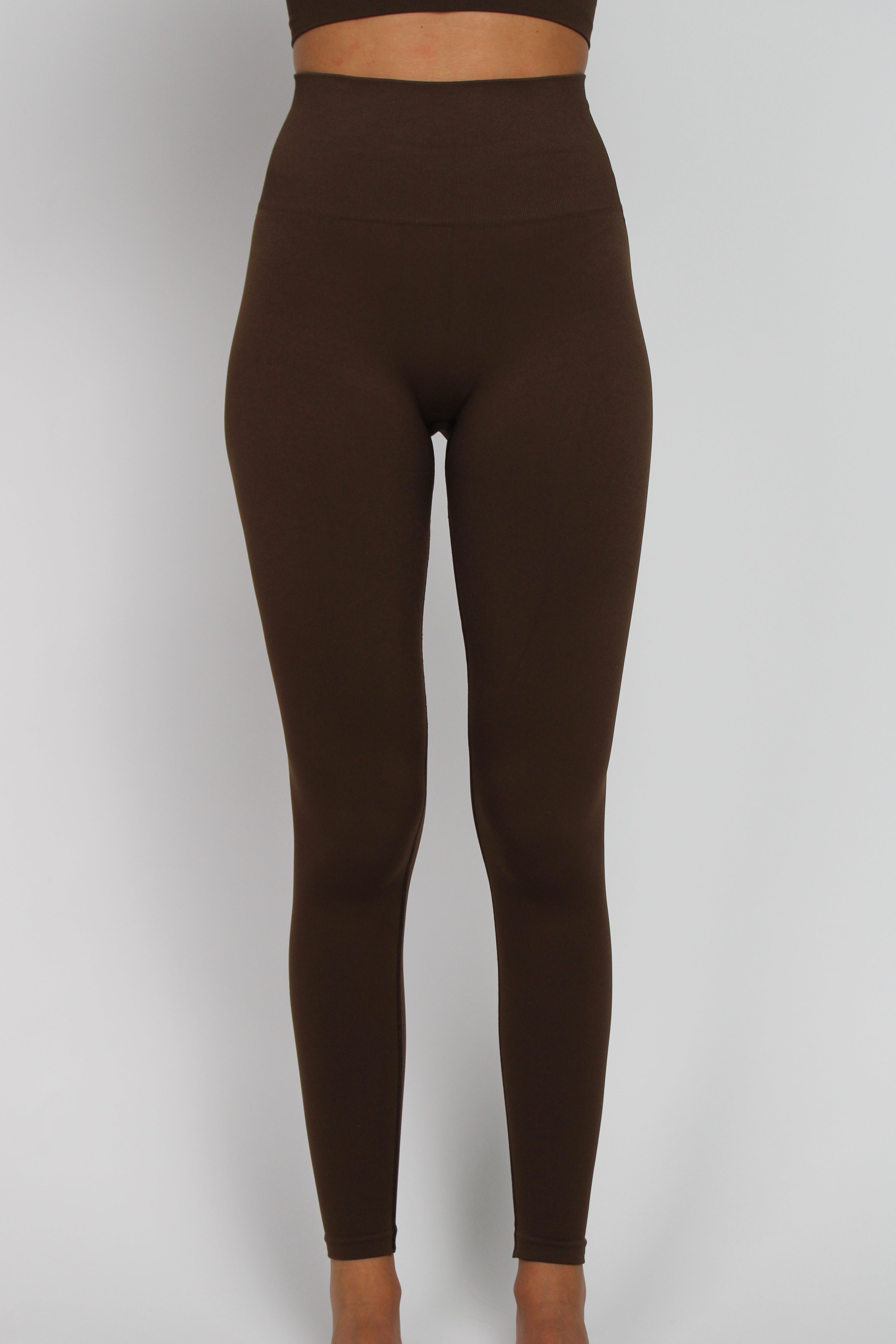 Legging deportivo seamless Sophia marrón para mujer – detalle cerca – Etereo House