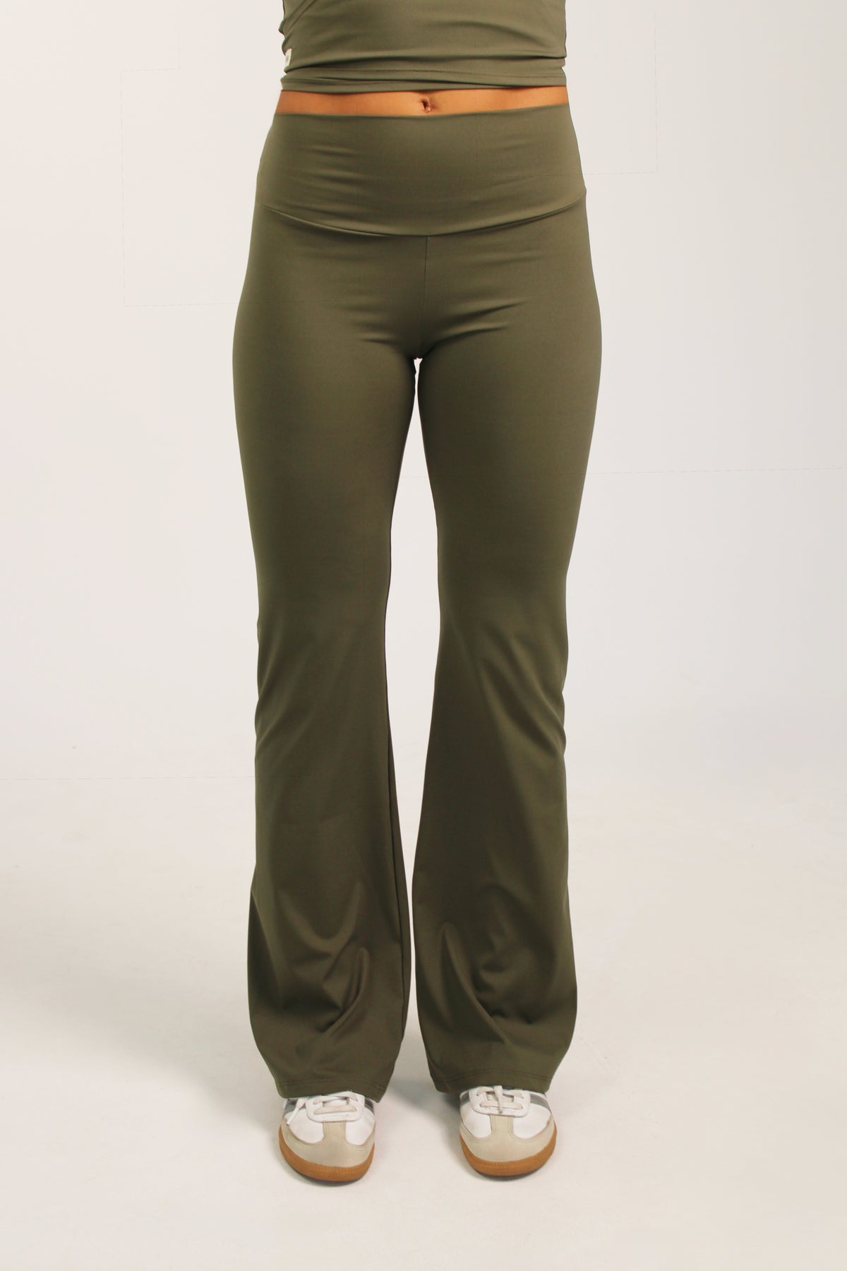 Legging deportivo acampanado Aurora caqui para mujer – foto detalle legging – Etereo House