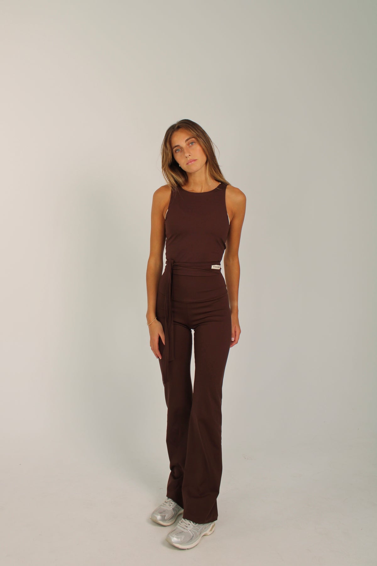 Legging deportivo acampanado Aurora chocolate y top deportivo Odette cruzado para mujer – cuerpo entero – Etereo House