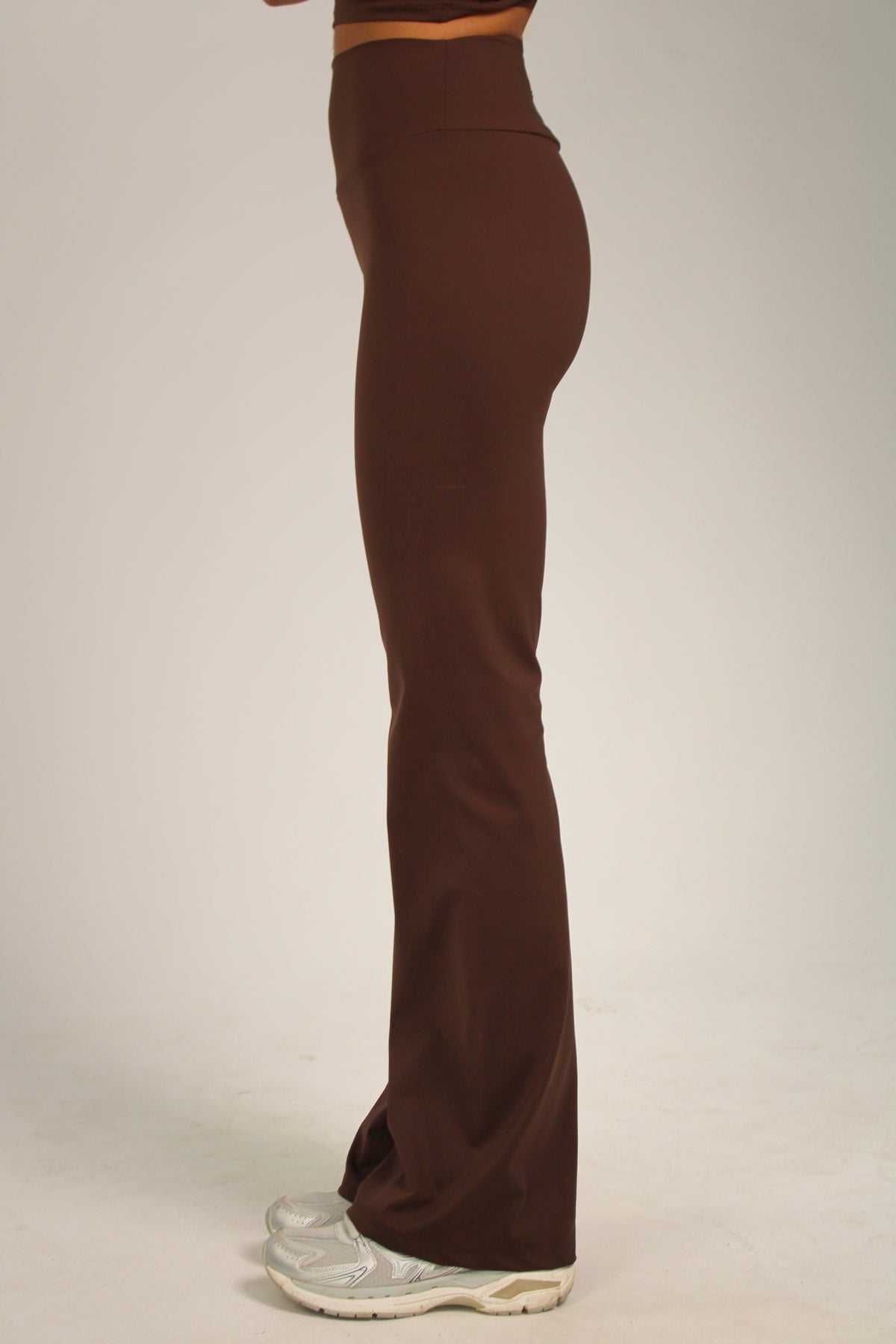 Legging deportivo acampanado Aurora chocolate – foto lateral detalle cerca producto – Etereo House