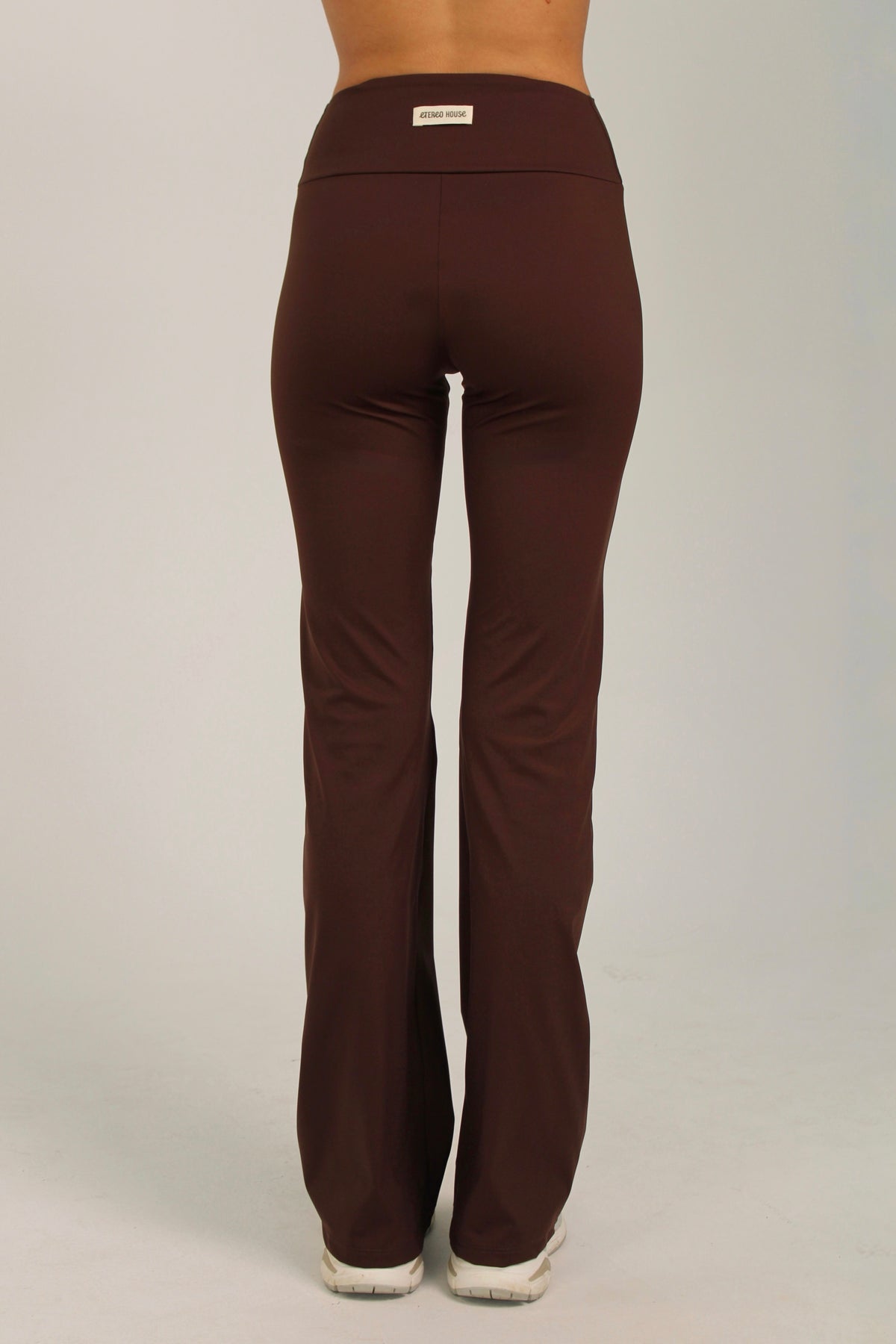 Legging deportivo acampanado Aurora chocolate – foto espalda detalle cerca producto – Etereo House