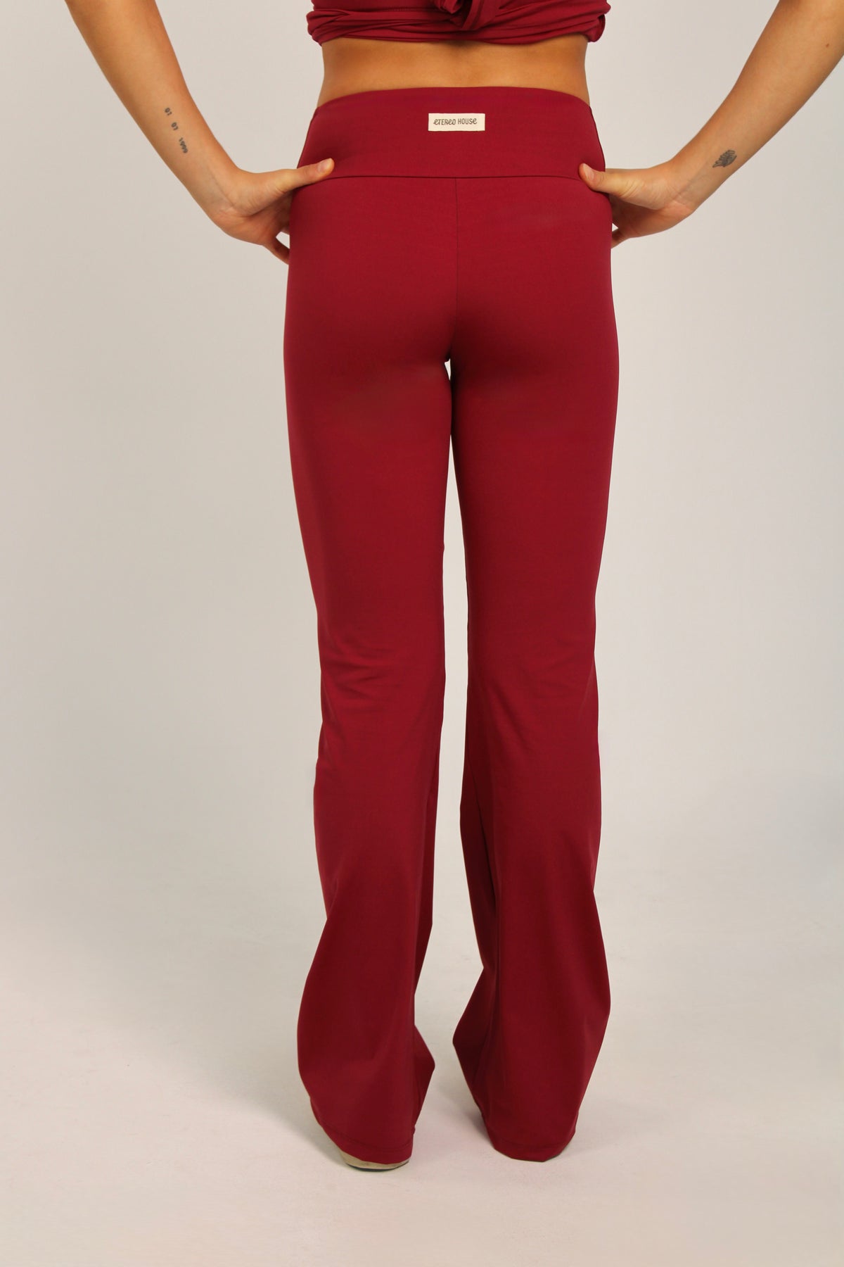 Legging deportivo acampanado Aurora granate– foto espalda detalle cerca producto – Etereo House