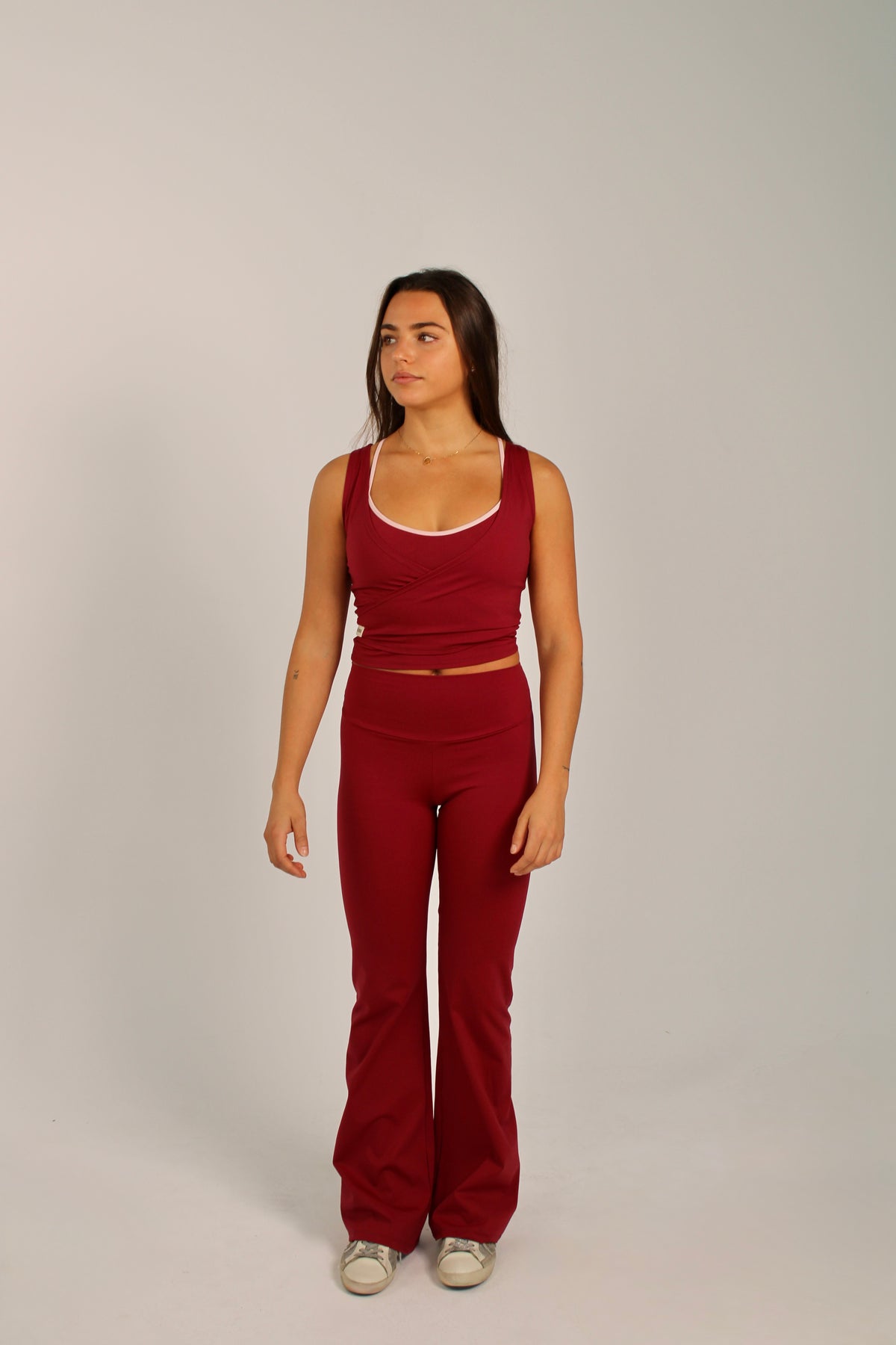 Legging deportivo acampanado Aurora granate y top deportivo Odette cruzado para mujer – cuerpo entero mirada delante – Etereo House