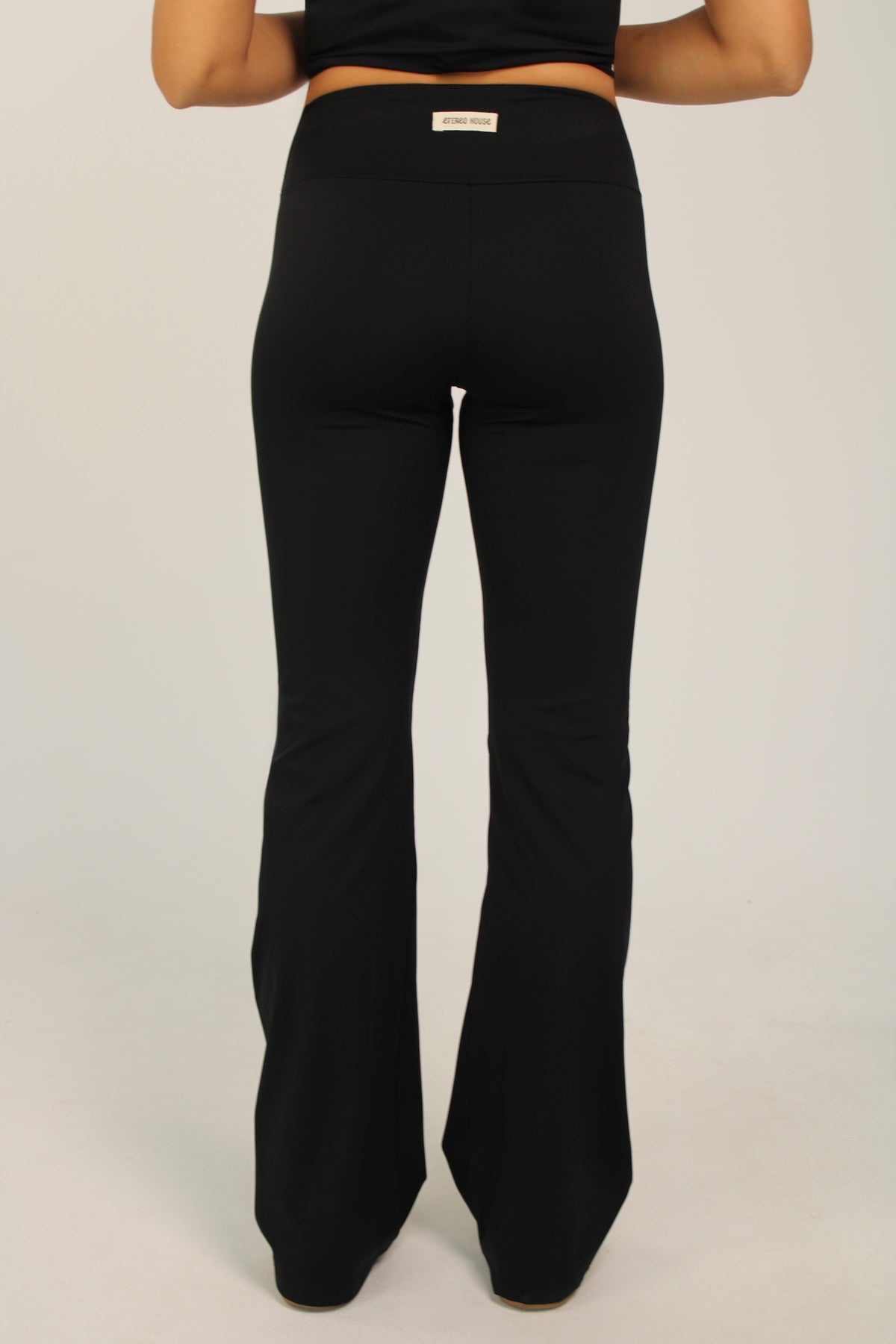 Legging deportivo acampanado Aurora negro – foto espalda detalle cerca producto – Etereo House