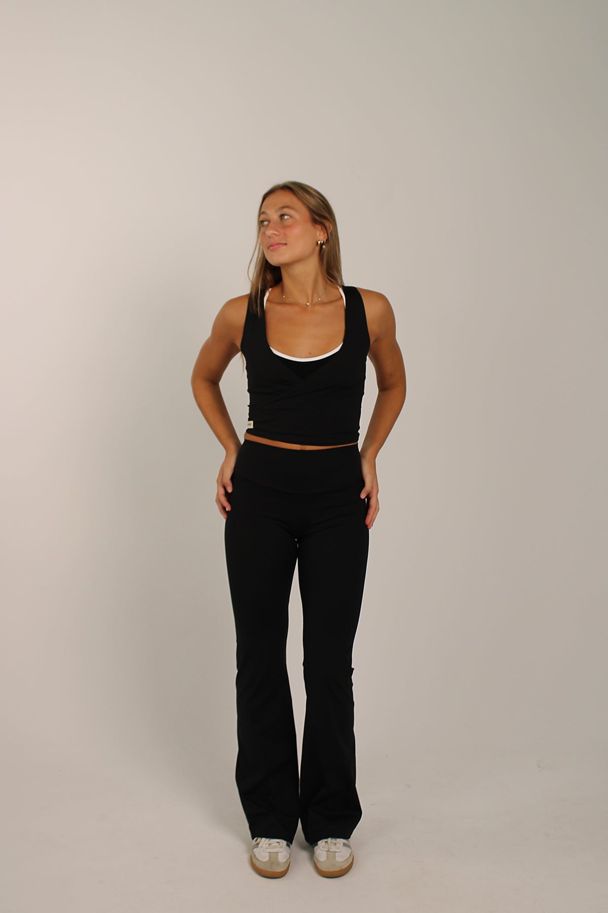 Legging deportivo acampanado Aurora negro y top deportivo Odette cruzado para mujer – cuerpo entero mirada lateral – Etereo House