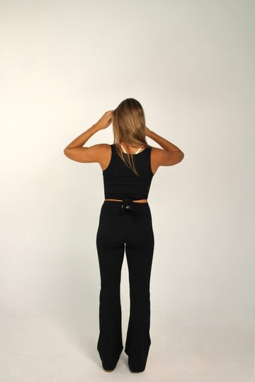 Legging deportivo acampanado Aurora negro y top deportivo Odette cruzado para mujer – cuerpo entero parte trasera – Etereo House