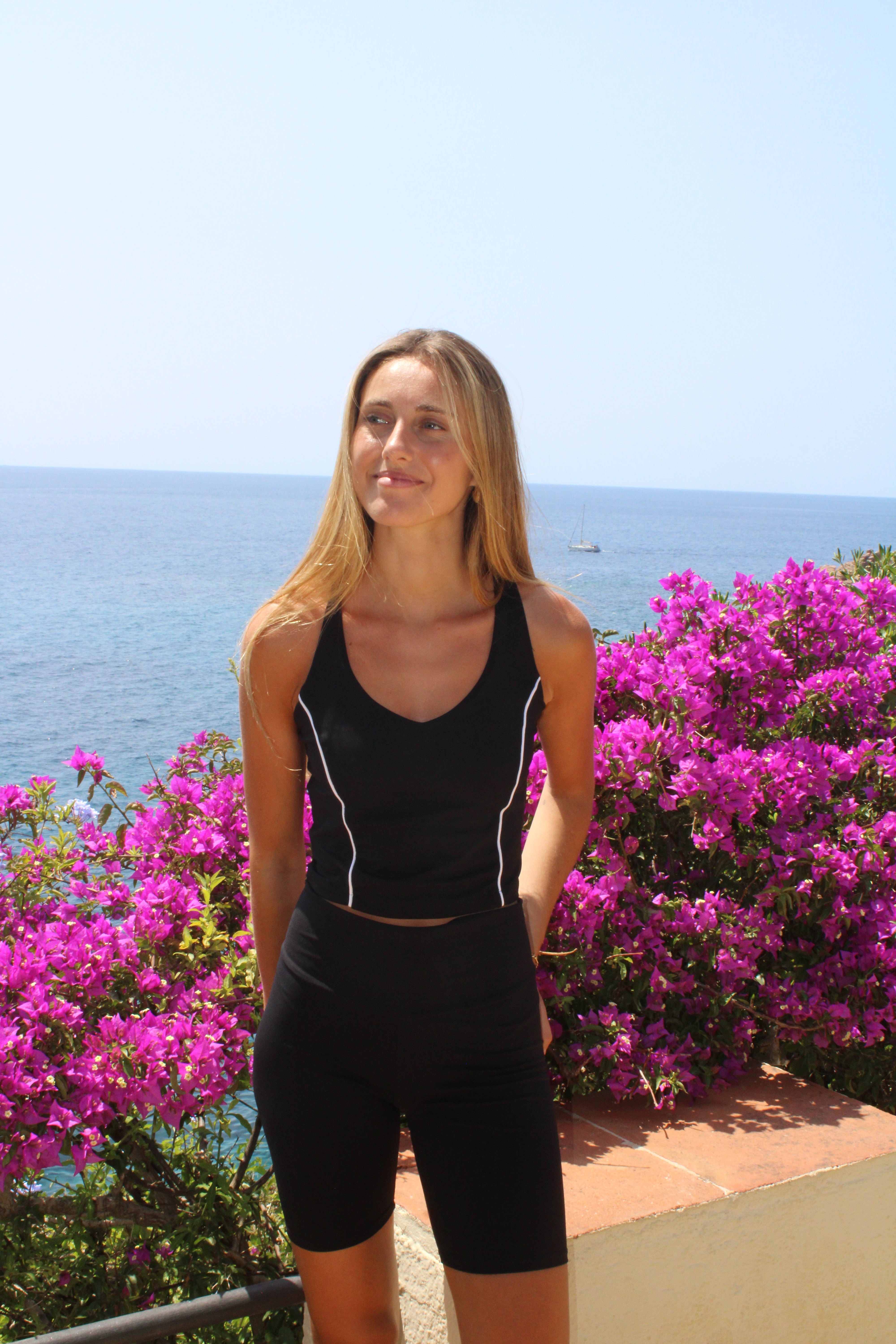 Short deportivo Chloe negro para mujer – vista delantera – Etereo House