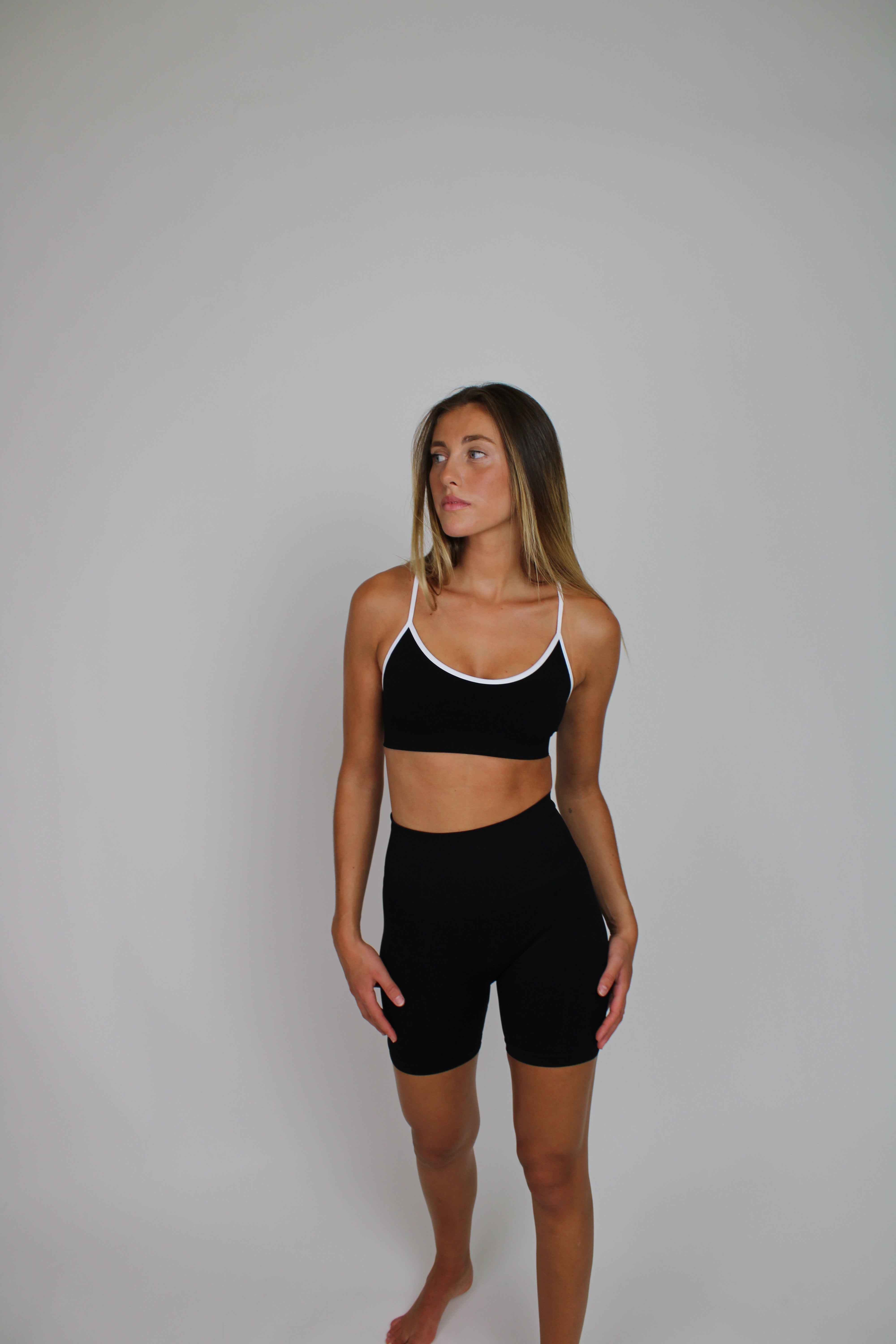 Short deportivo Isabella negro para mujer – vista delantera – Etereo House
