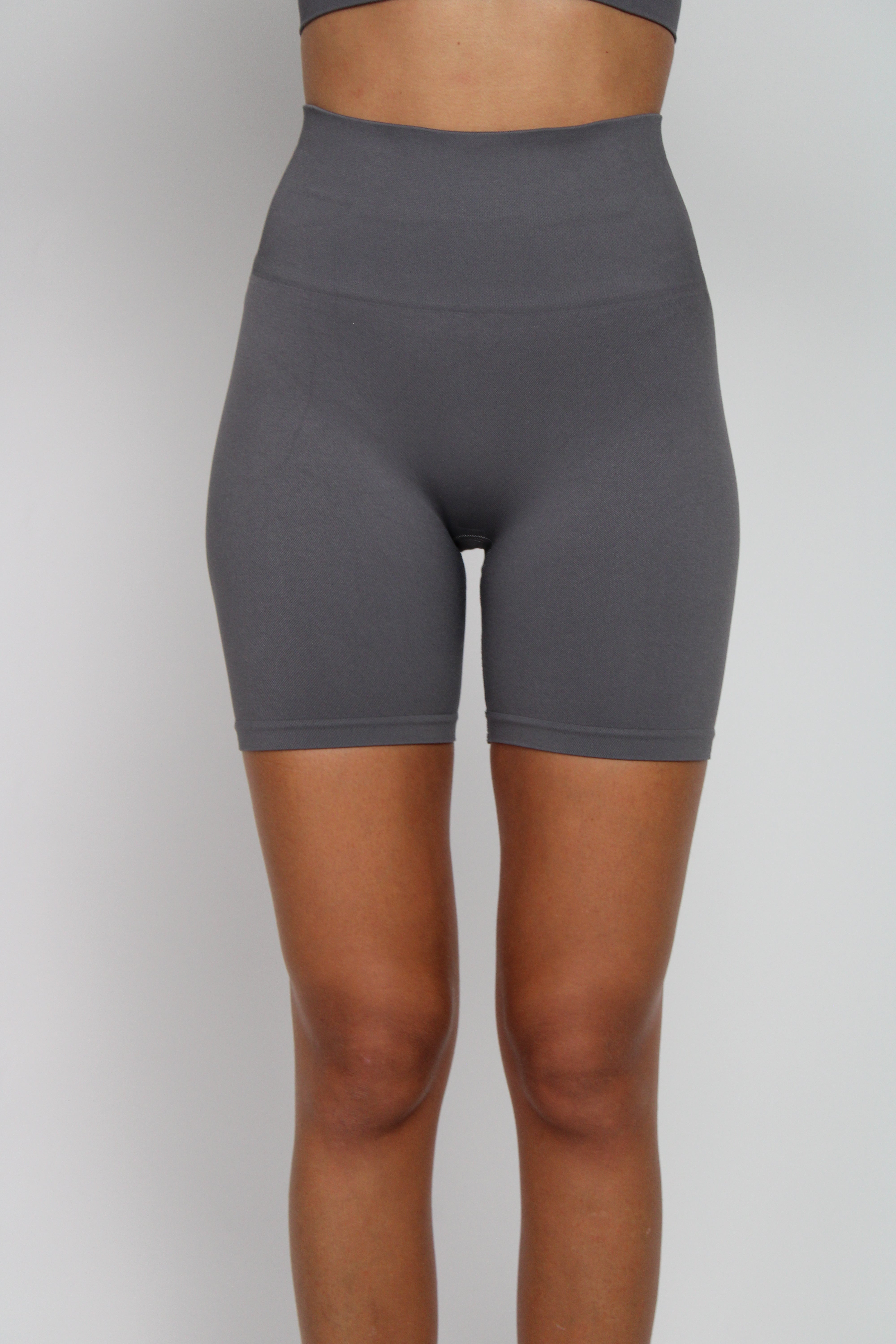 Short deportivo Isabella gris para mujer – puesto – Etereo House