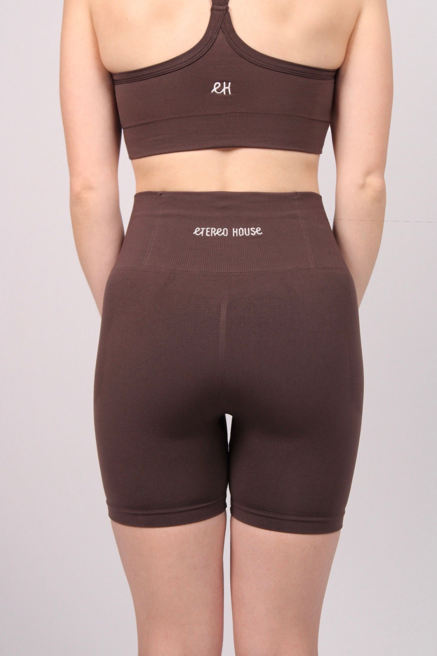 Short deportivo Elia chocolate para mujer – vista trasera – Etereo House