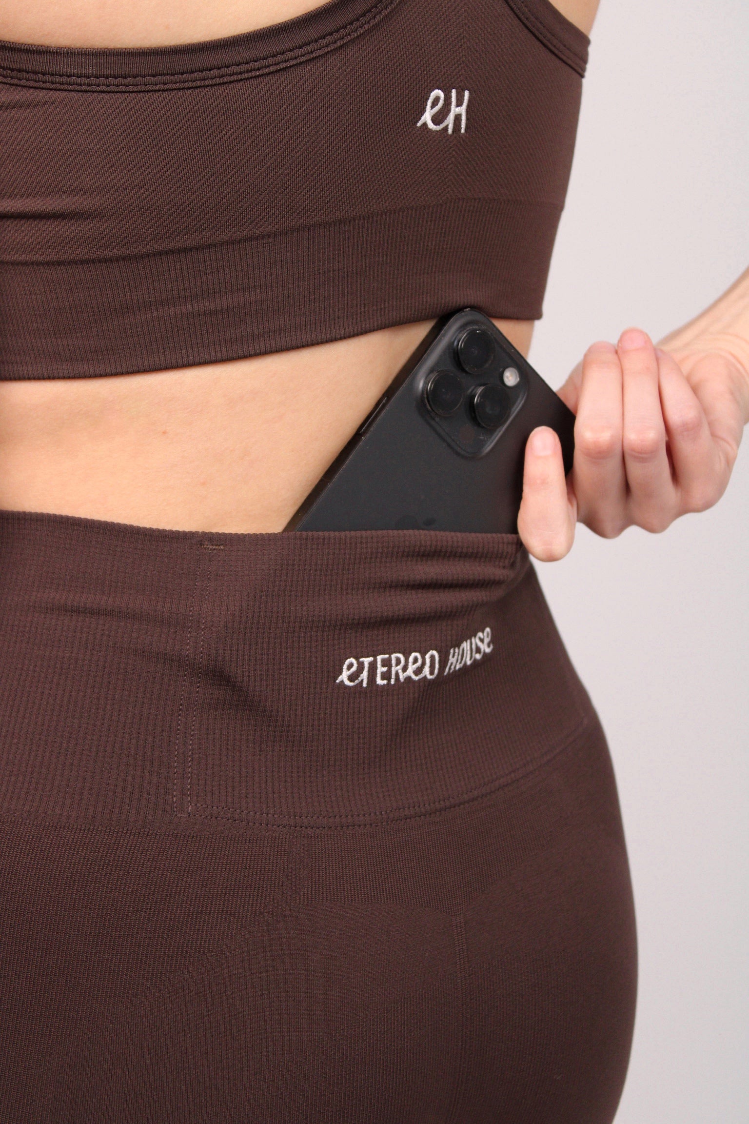 Short deportivo Elia chocolate para mujer – detalle bolsillo – Etereo House