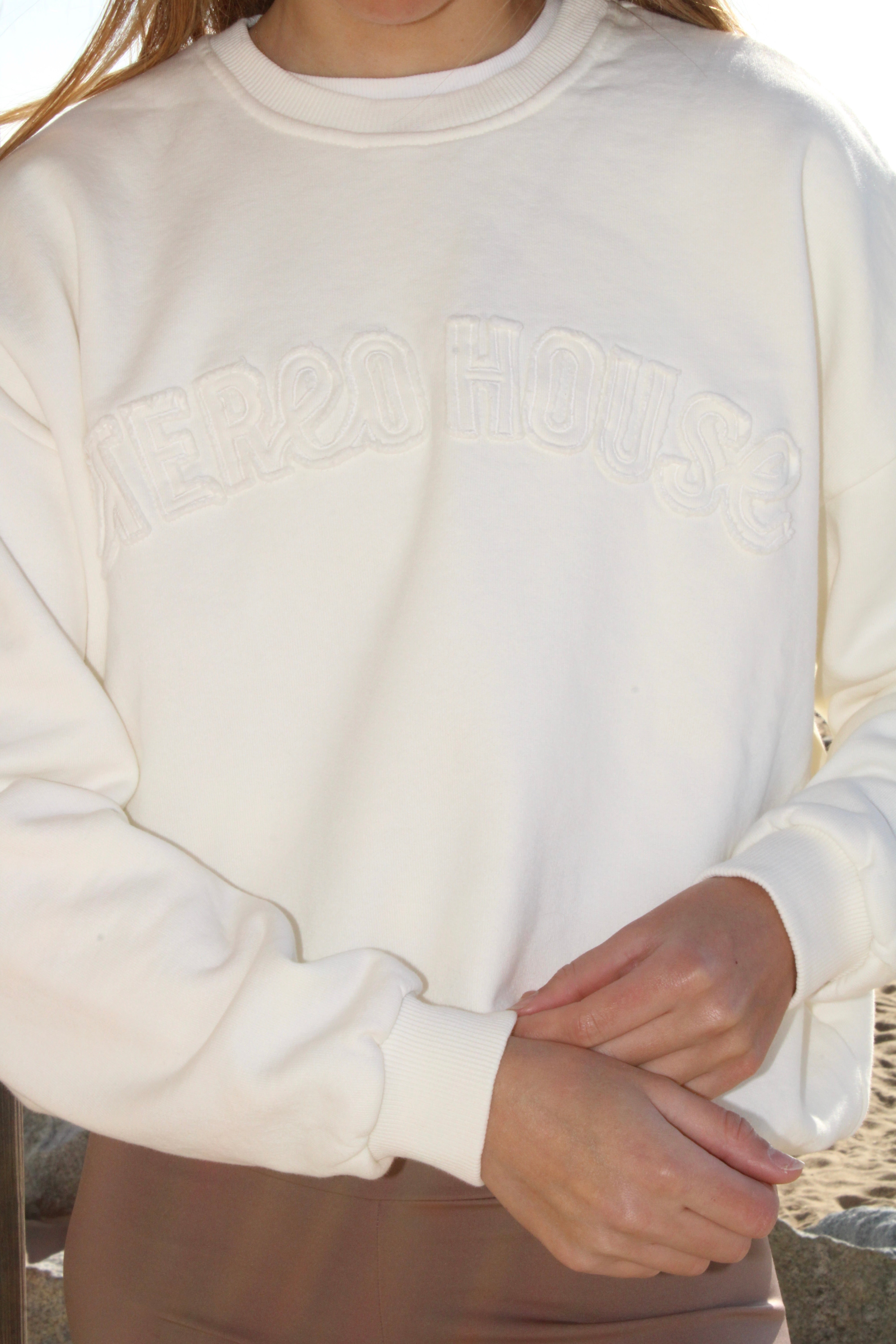 Sudadera de algodón sin capucha Alma beige para mujer – detalle puño – Etereo House