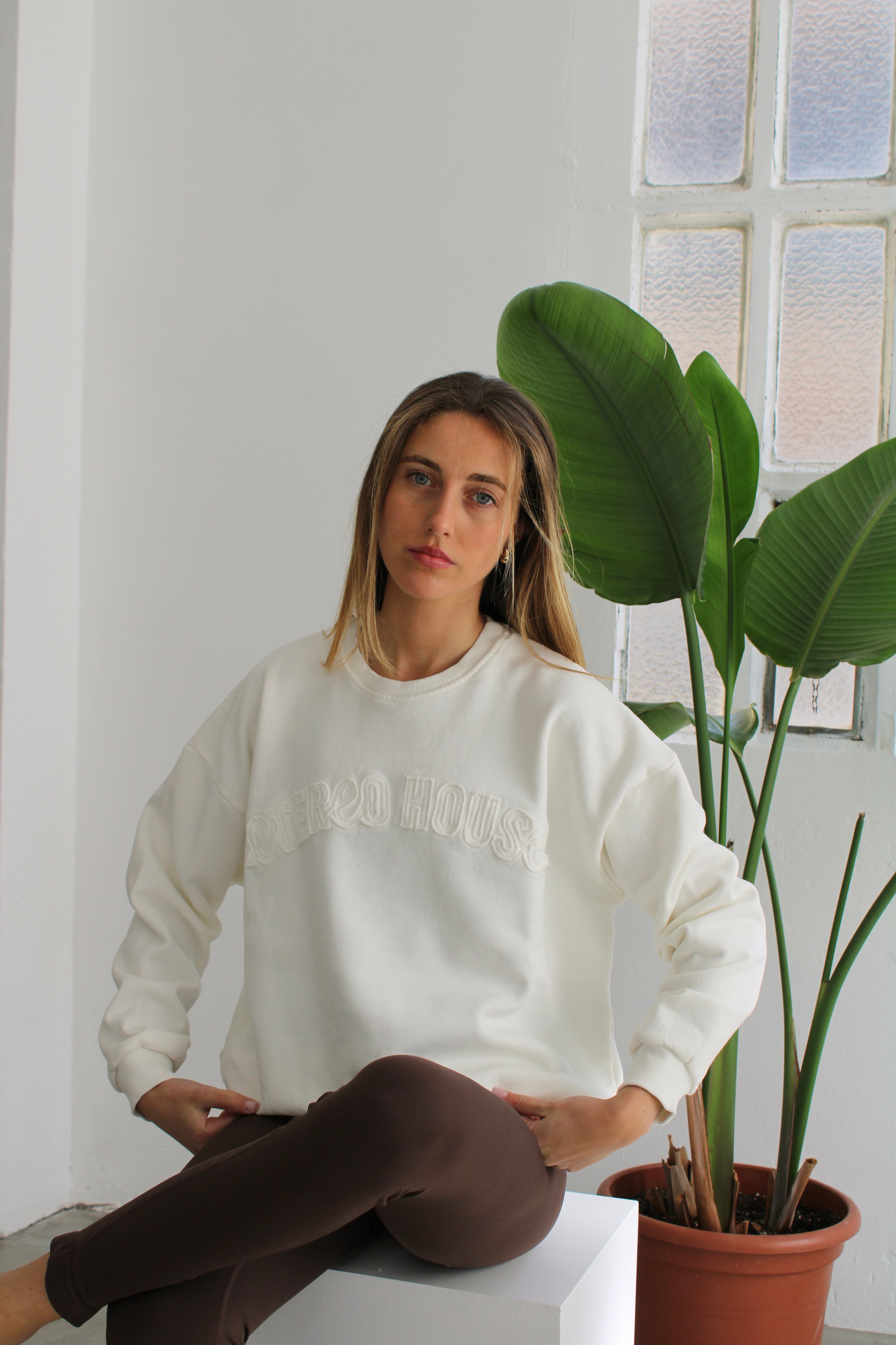 Sudadera de algodón sin capucha Alma beige para mujer – modelo sentada – Etereo House