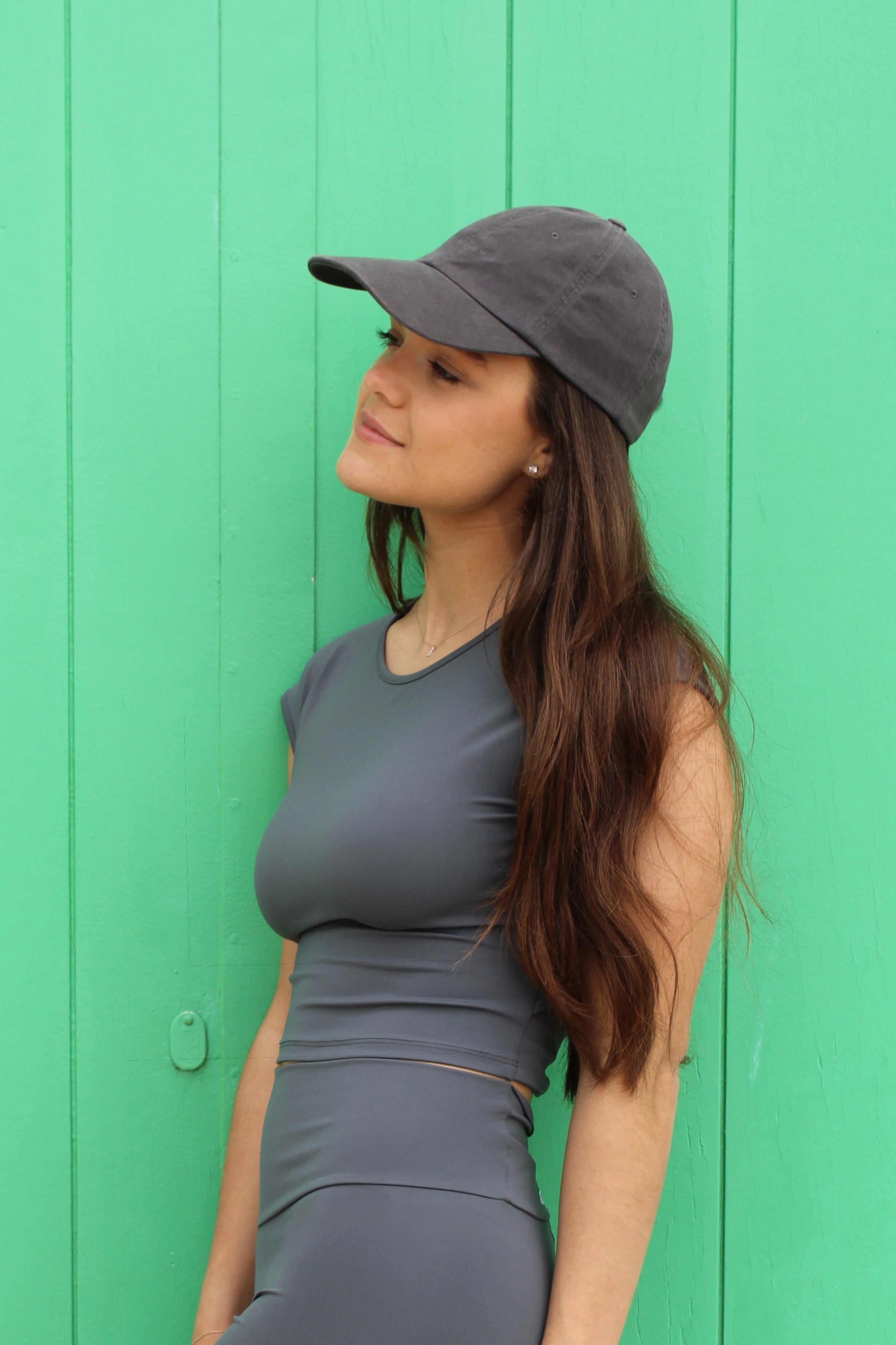 Top deportivo Aina gris para mujer – producto vista lateral - Etereo House