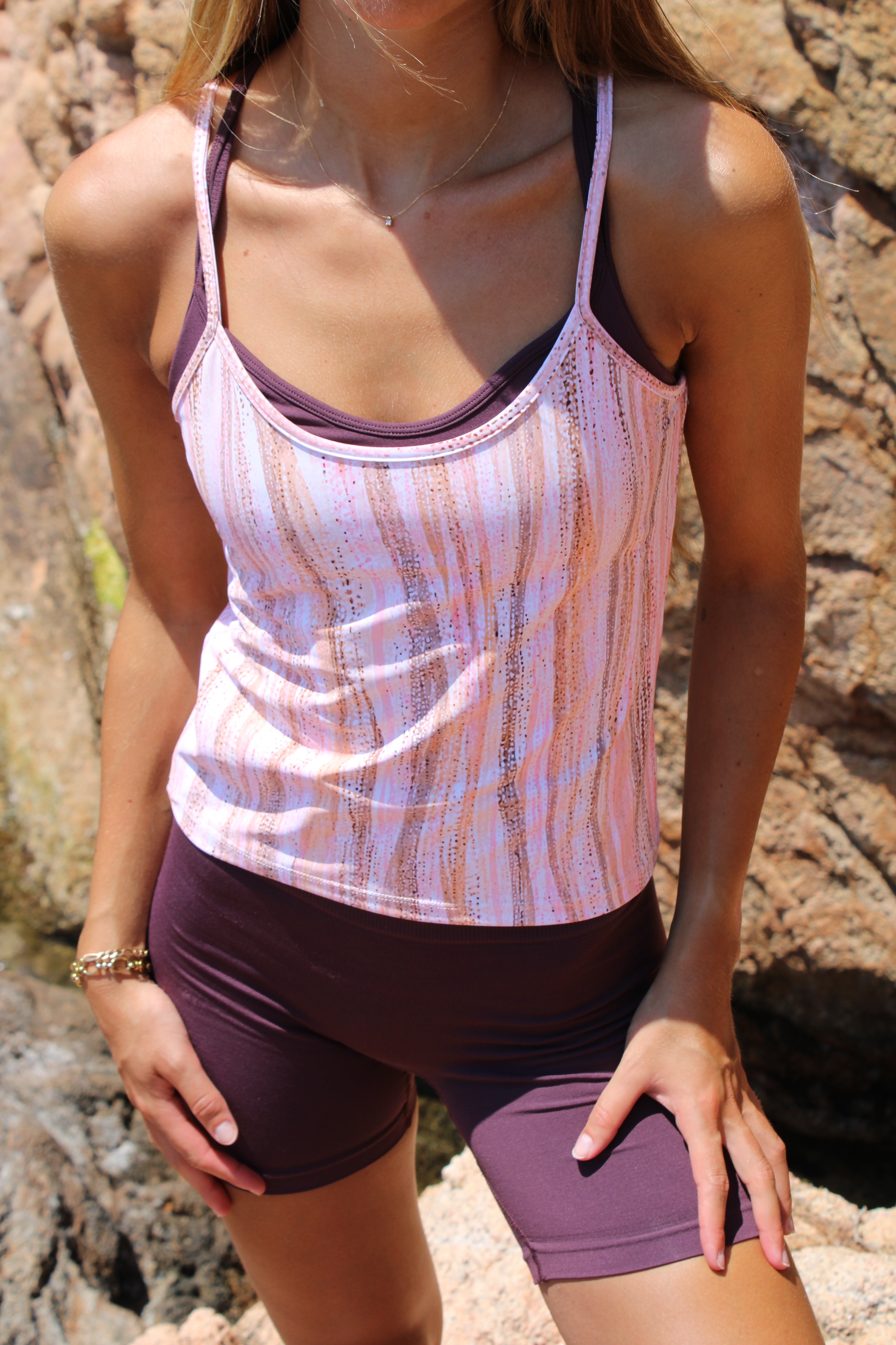 Top de tirantes deportivo Nora estampado rosa blush para mujer – detalle - Etereo House