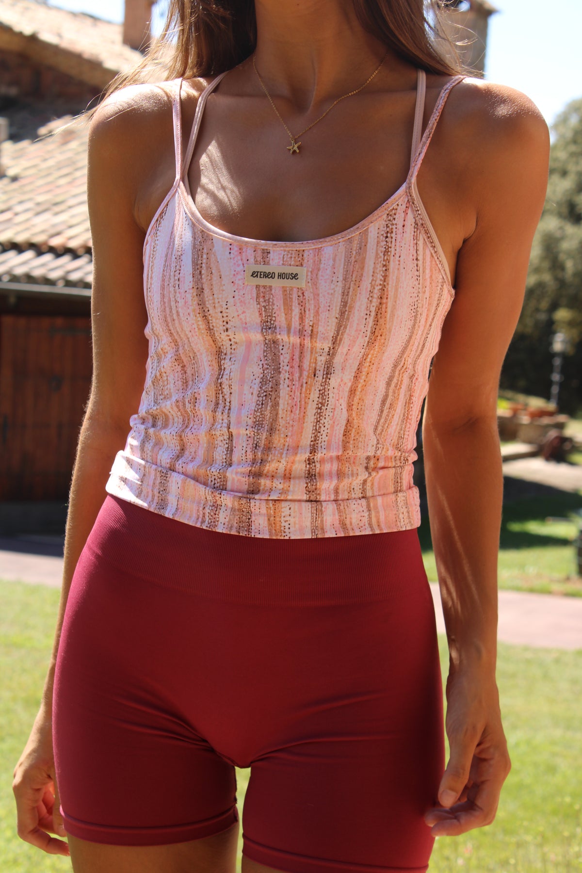 Top deportivo Nora Blush Etereo House – vista delantera cercax – Etereo House