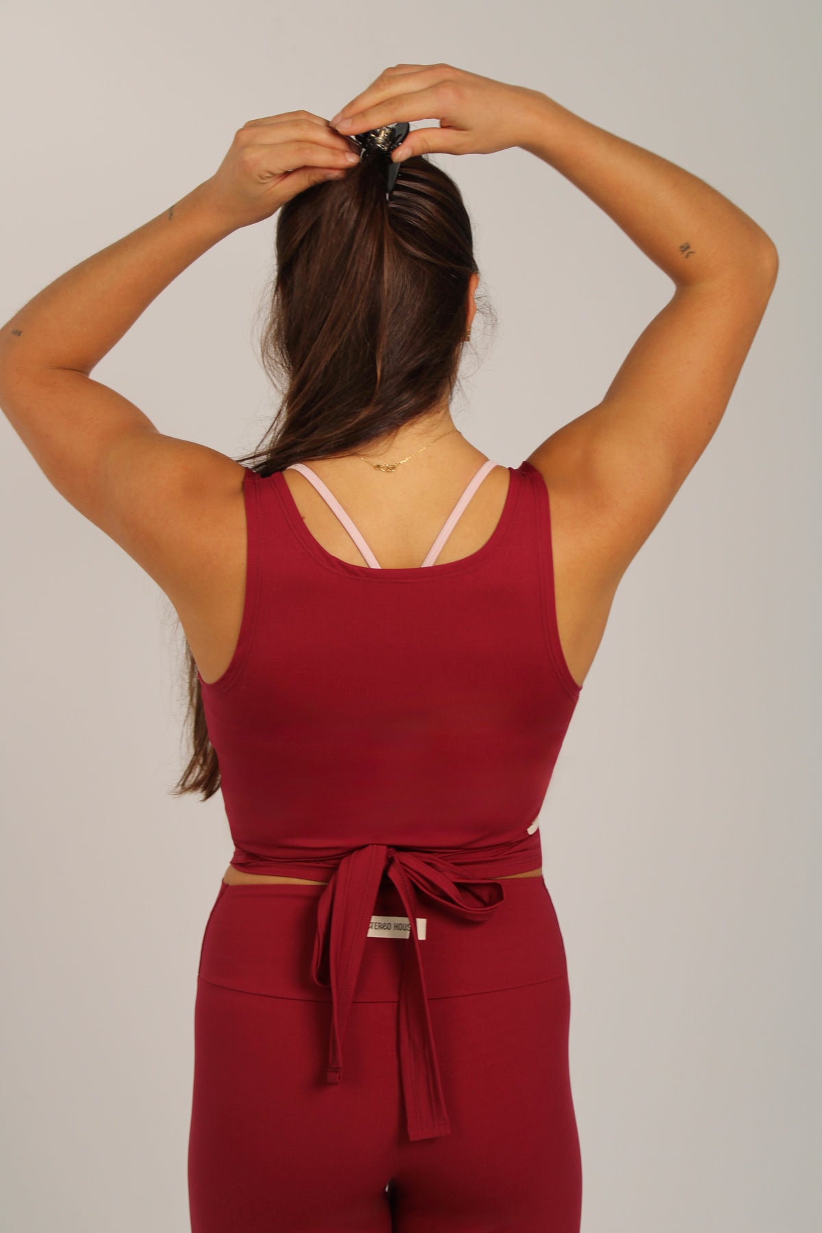 Top deportivo Odette cruzado para mujer – posicion trasera– Etereo House