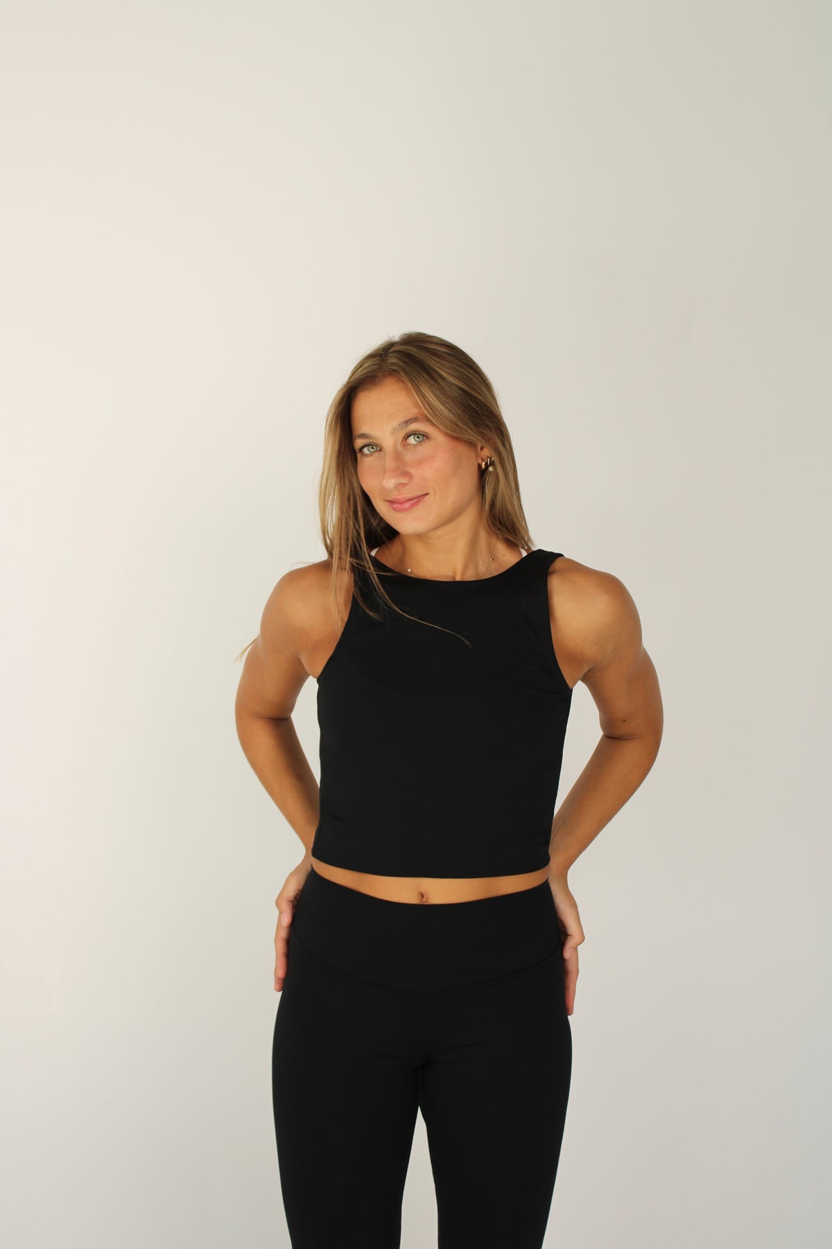 Top deportivo Odette cruzado para mujer – posicion frontal con mirada delante– Etereo House